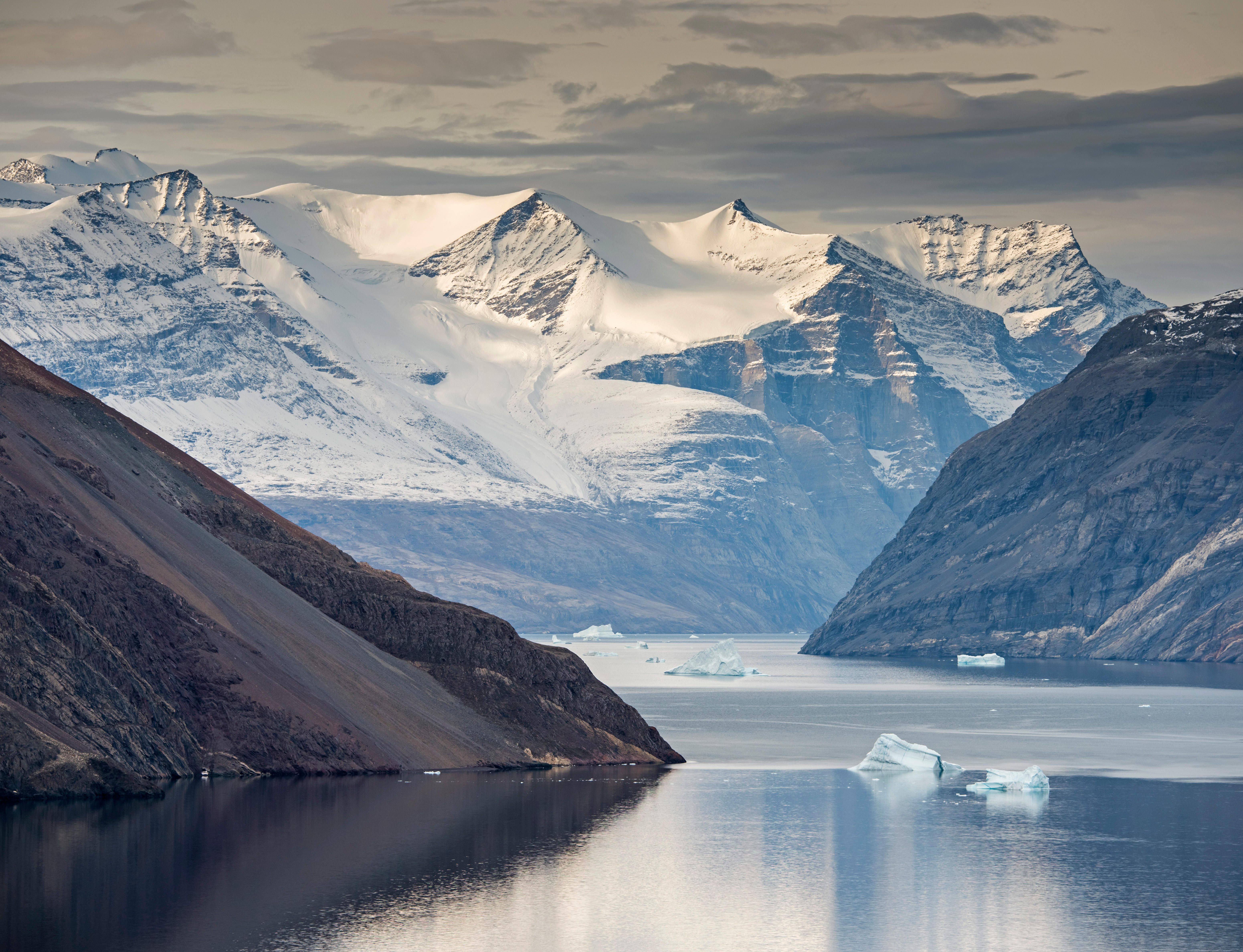 Perairan es dan periode kegelapan yang panjang di Greenland timur laut membuat patroli kapal dan udara menjadi sulit.
