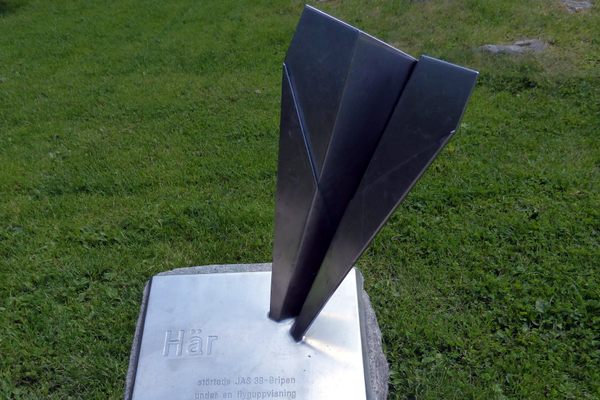 The sculpture commemorating the 1993 crash.