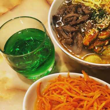 一杯提神tarkhun,韩国胡萝卜和kuksu汤。