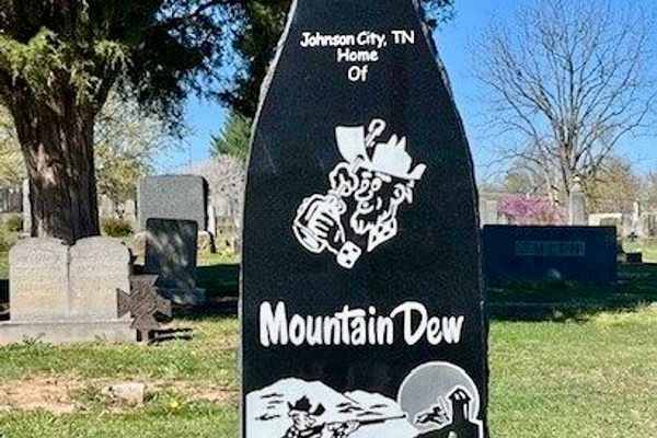 Mountain Dew monument in Oak Hill Cemetery