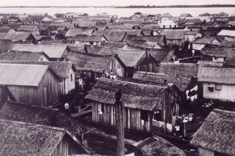 Houses of the “Floating City,” located in front of the city of Manaus, on the Rio Negro, in the 1960s.
