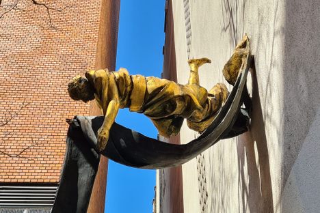 The golden image of Carl Lutz.