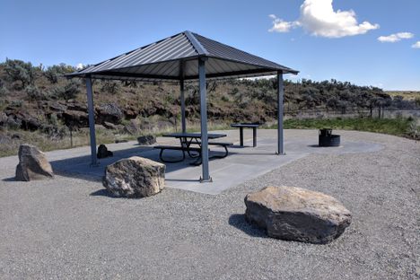 Silver Creek includes 3 camping sites, 1 in the northern part of the location and 2 in the southern part. 