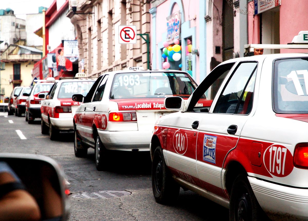 Nissan Tsuru taxis on the hunt for customers in Xalapa.