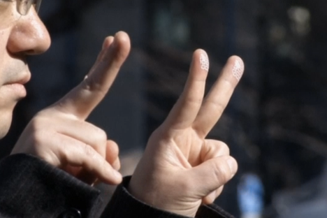 One Danger of Flashing the Peace Sign Could Be Stolen Fingerprints