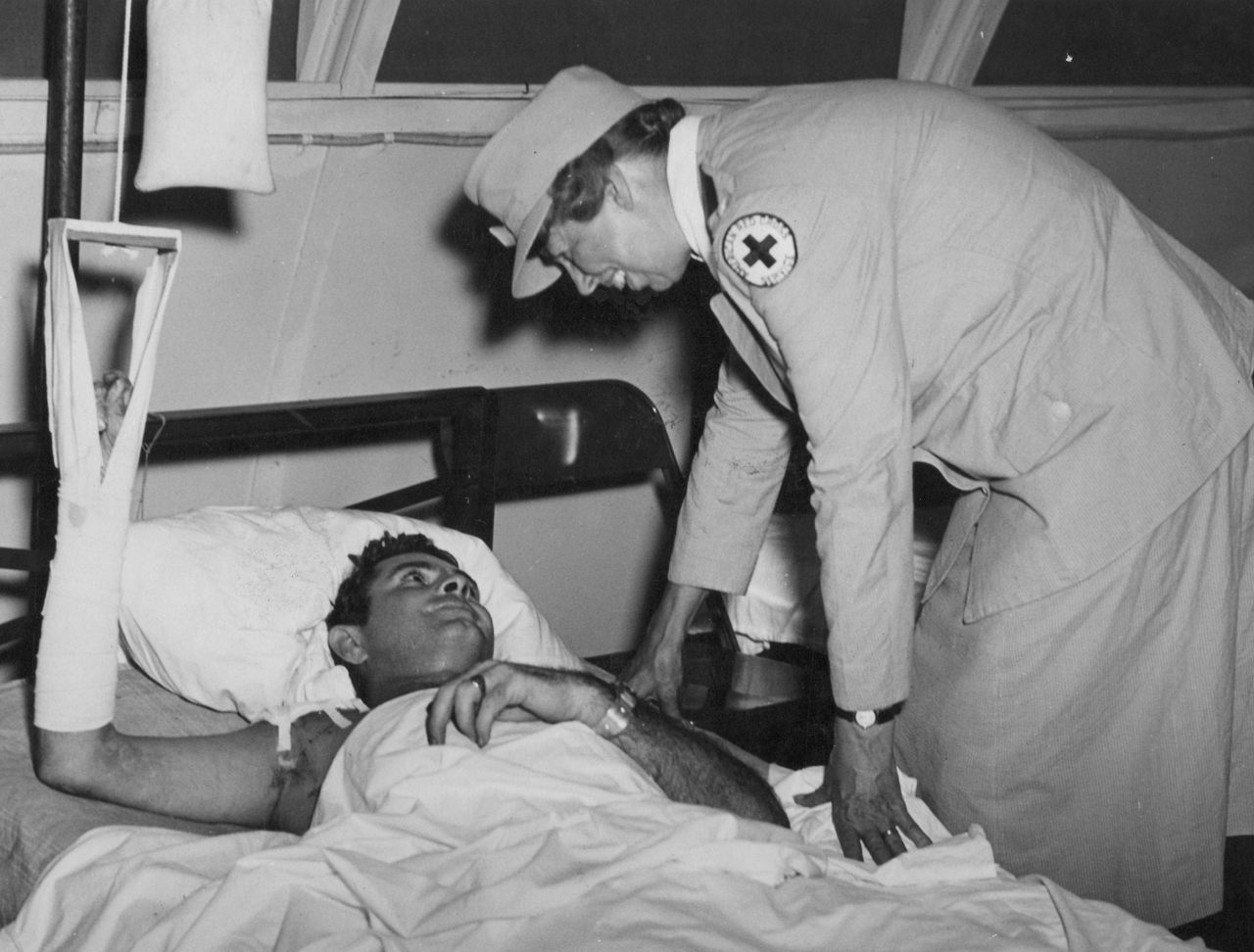 At a South Pacific hospital, Eleanor speaks with a sailor from Fort Worth, Texas, who was injured while unloading a ship. US Admiral William F. Halsey recalled being awed by the expressions on the men’s faces as the First Lady leaned over them in hospital beds.