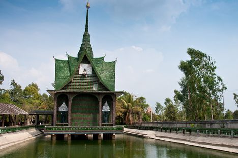 Six DIY Glass Houses Built from Bottles