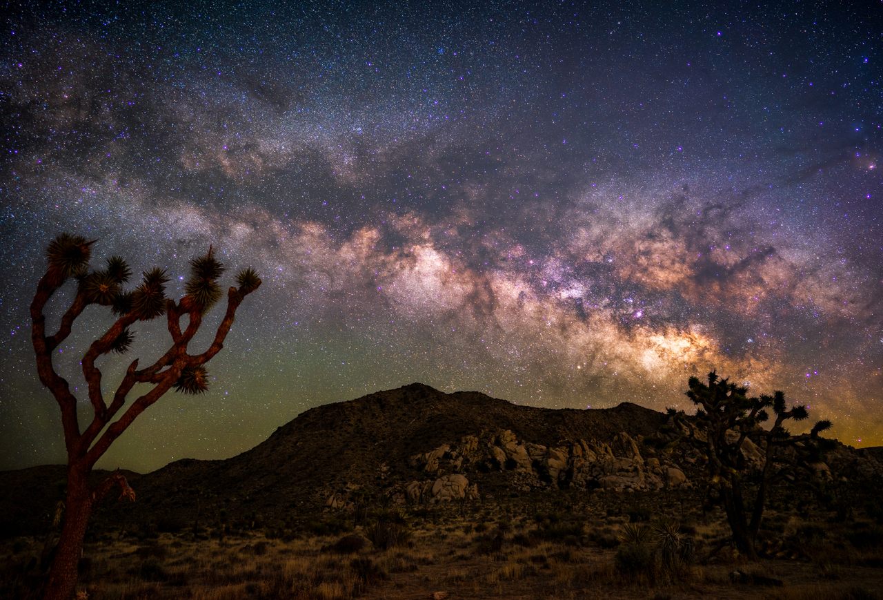 The Milky Way dazzles over Joshua Tree National Park in California, but what color is the night sky around it?