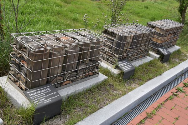Piles of Goryeo stone tiles excavated from the site.
