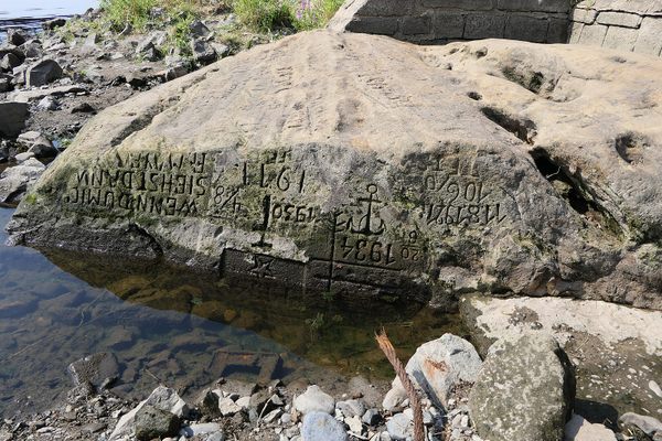 The best-known hunger stone, which reads “If you see me, weep.”