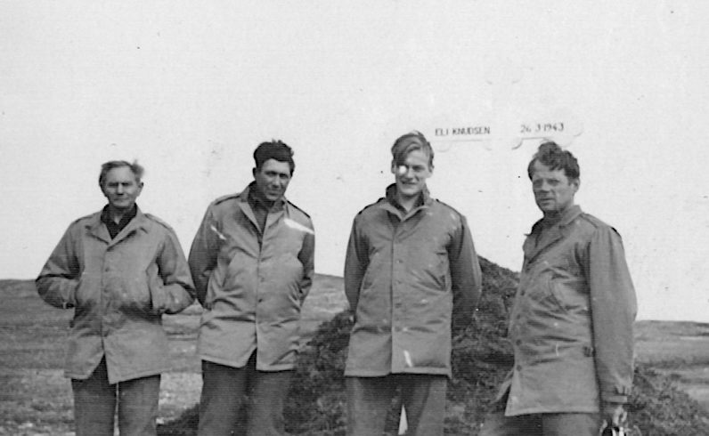 Dari kiri: Anggota patroli Sledge Bernt Jensen, Alfred Hansen, Kurt Olsen, dan Niels Ove Jensen di kuburan Eli Knudsen.