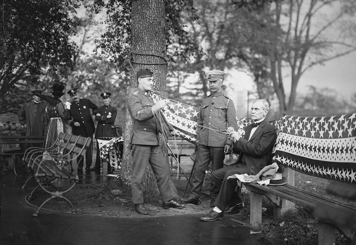 Attendees of the Central Park knitting bee, including British soldiers and a Civil War veteran, 1918. 