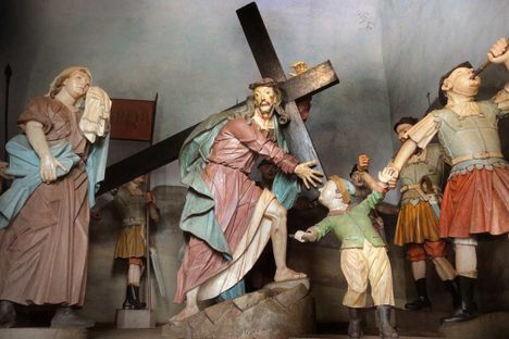 Christ carrying the cross - Aleijadinho