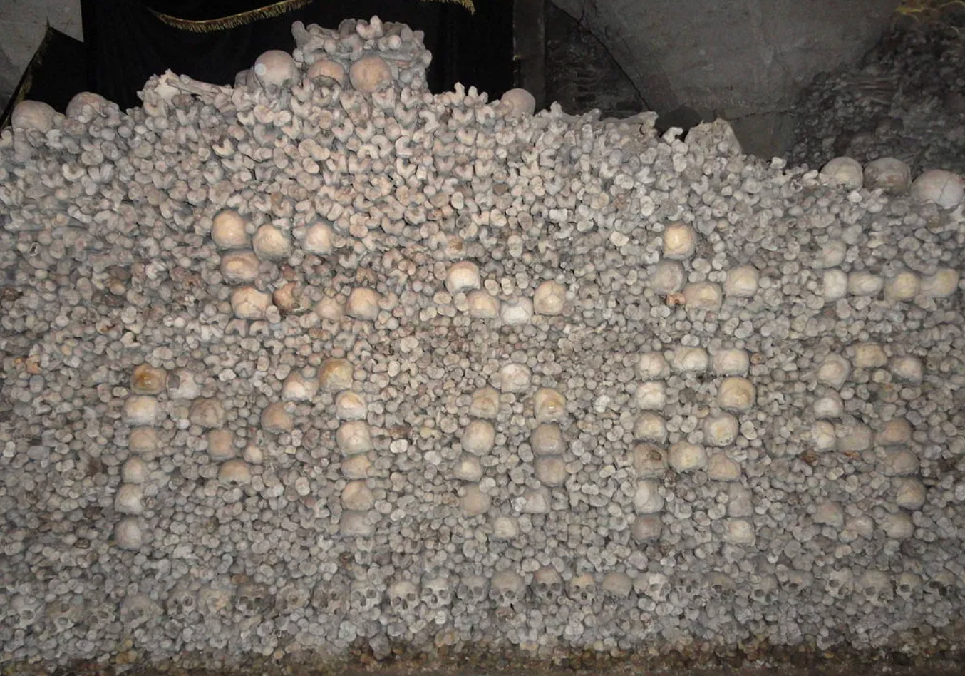 “Ecce mors” (“Behold death”) written in bones. 