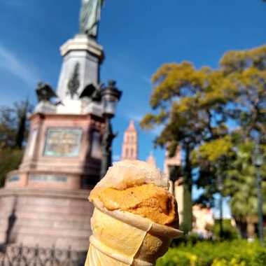 A cone with two nieves flavors: mole and beer.