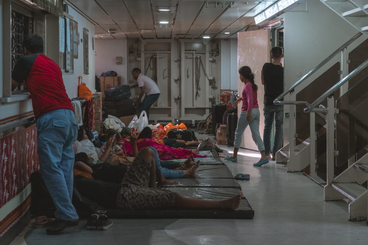 After docking in Bima, the boat leaves the port considerably overcapacity as many of the hallways are filled with beds.