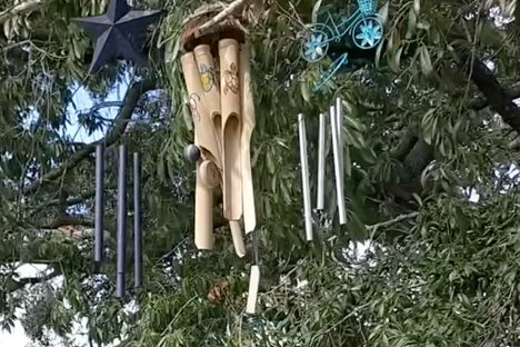 Many chimes are unique shapes and colors or have other personalized features. 