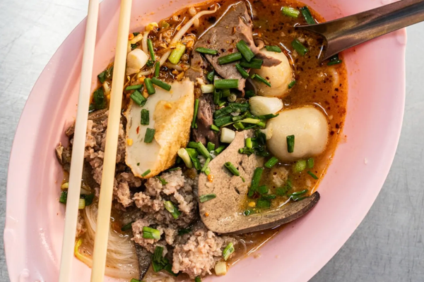 Bowls can be customized with pork balls, fish cakes, offal, and more. 