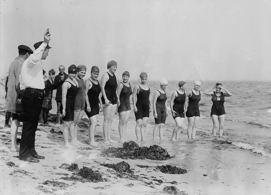 Start of a swimming race organized by the National Women's Life-Saving League, Sheepshead Bay, Brooklyn, 1914. 