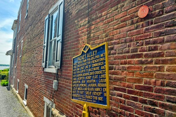 The marker at the entrance to historic Packet Alley in New Castle, Delaware.