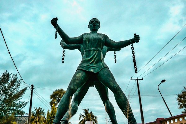 这巨大的自由雕像站在尼日利亚的拉各斯Badagry遗产博物馆前的状态。Badgery,尼日利亚和贝宁、边境附近的一个小镇是一个大型的网站奴隶端口。