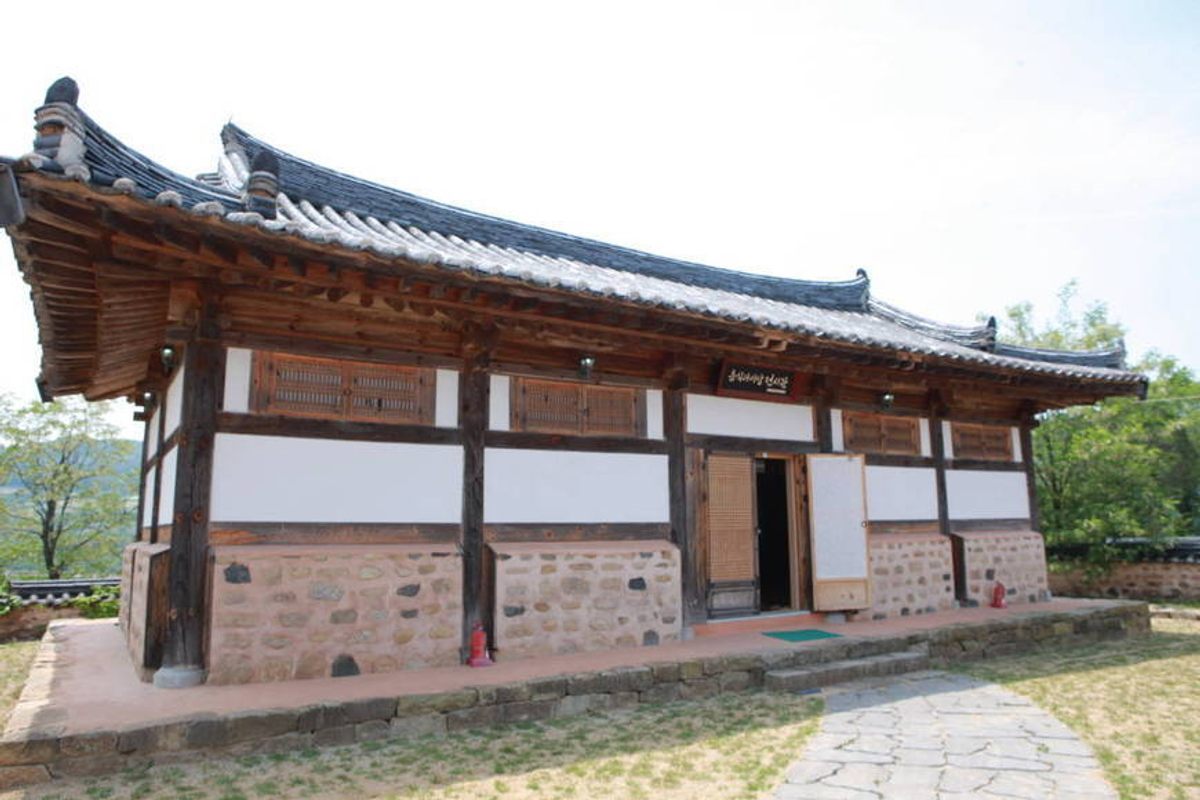 Within the Jang Gye-hyang Culture Experience Center, an exhibition hall contains an exhibit dedicated to Lady Jang's life and culinary work.