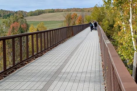 The eastern entrance to the bridge