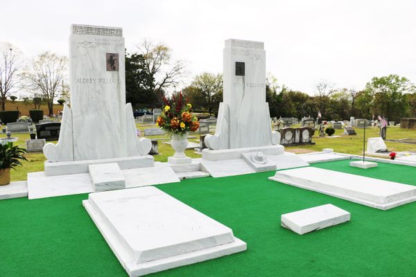 The bright green Astroturf that surrounds the graves of Hank Williams and his wife Audrey.