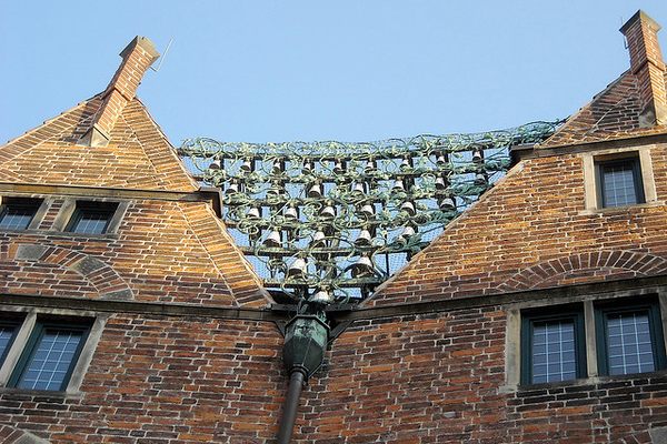 Bells atop Böttcherstraße (Flickr/Eva Freude)