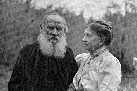 Leo and Sophia, six weeks before his death in 1910.