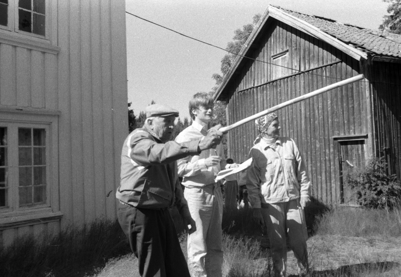 Vidar Haslum (center) has been collecting place names in southeastern Norway for decades. He is shown here in the 1980s with farmer Nils Vinsland (left), who was born 1904. He was "one of many good informants," Haslum says.