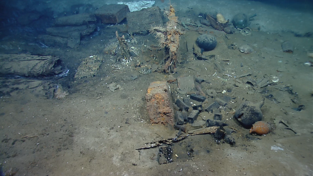 A roll of hides (left) and wine jugs (right) on the Monterrey B wreck.