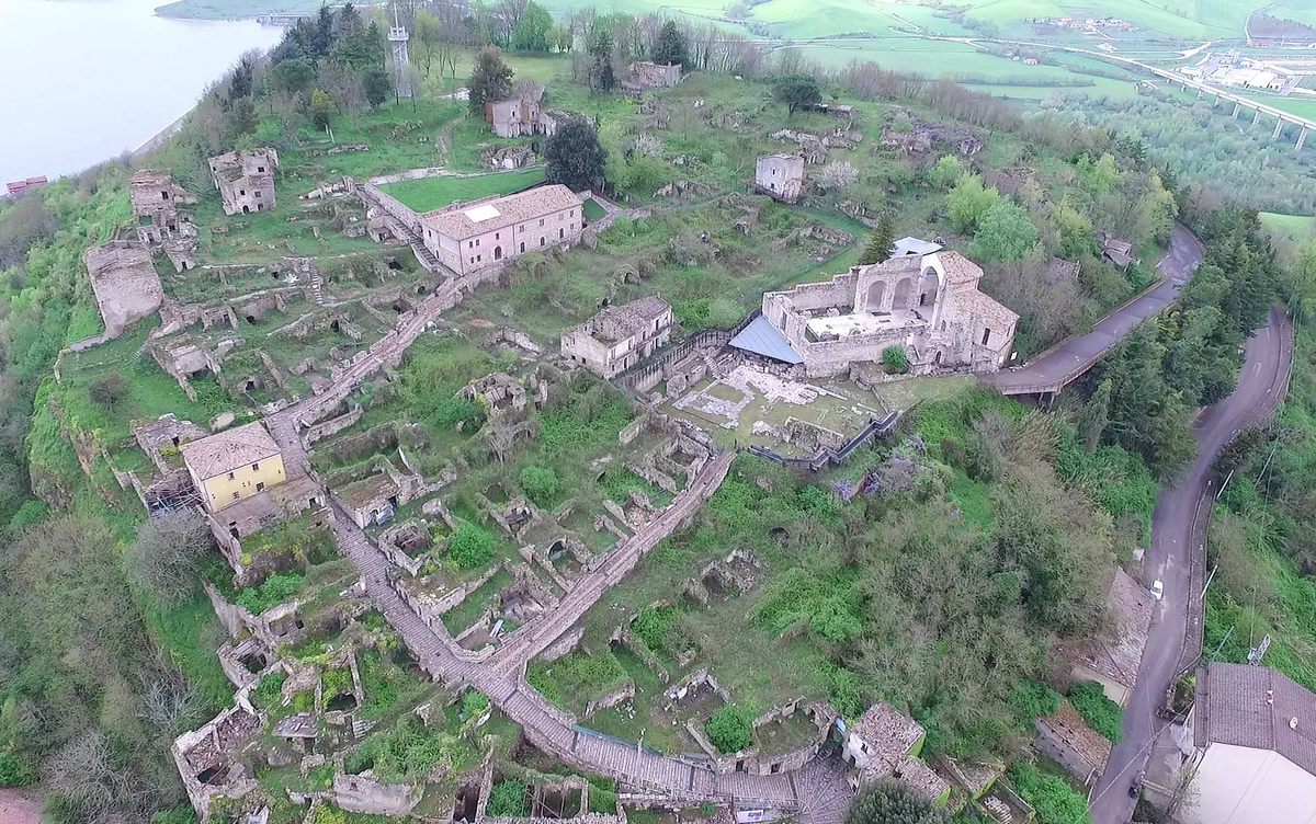 In the archaeological park at Conza della Campania, the cathedral and forum are on the right. Though the other ruins look ancient, they date to 1980. 