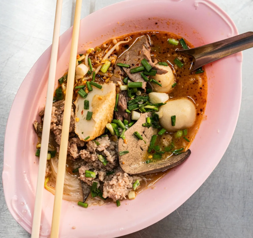 Bowls can be customized with pork balls, fish cakes, offal, and more. 
