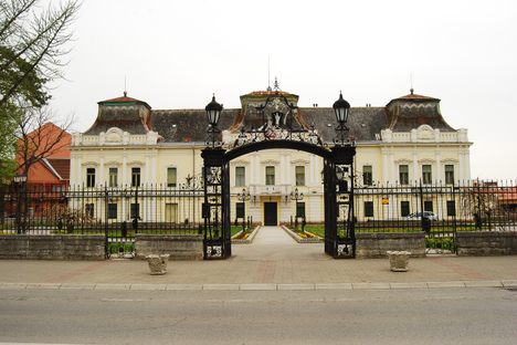The Bishop’s Palace prior to restoration and changes to the roof.