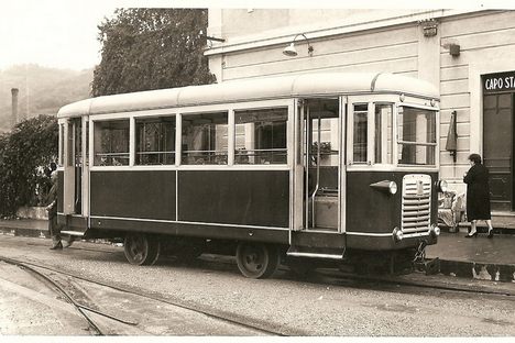 The rubber  tyres and steel flange  are clearly vissible on this old photo.