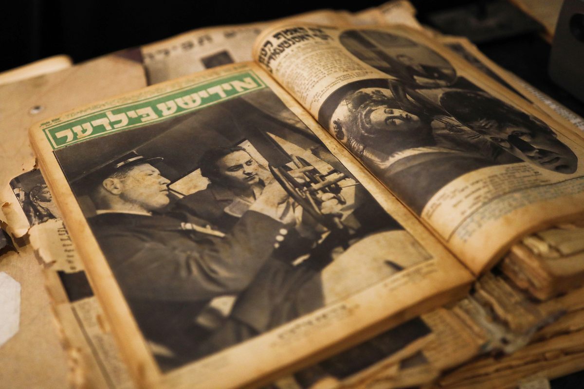 A book with Yiddish newspaper articles.