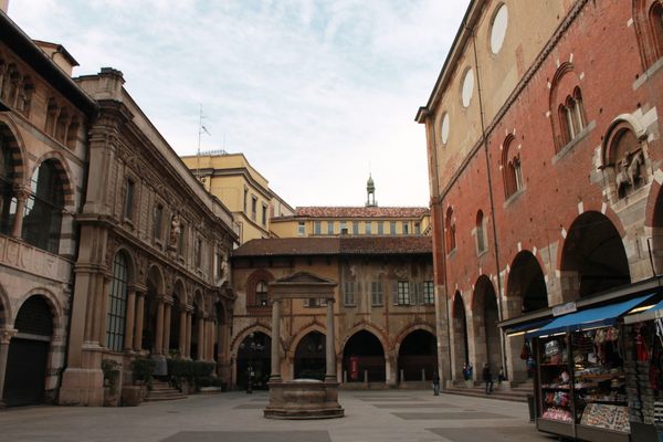 Piazza Mercanti Milano, with the loggia on the right.