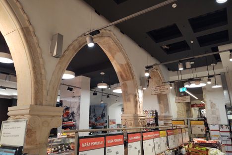 Quite a bit of architectural heritage can still be found inside the Spar.