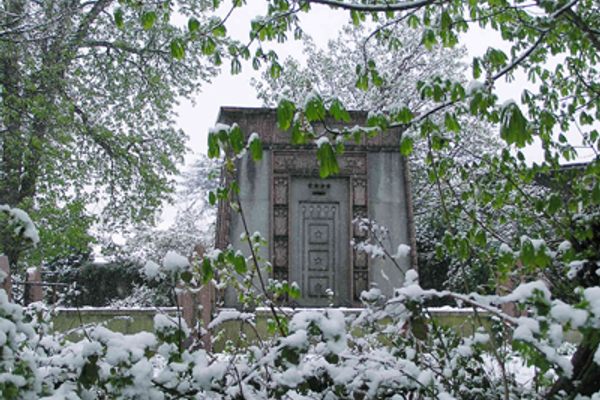 Snowy Mausoleum photo taken by Tony Lewis in 2008.