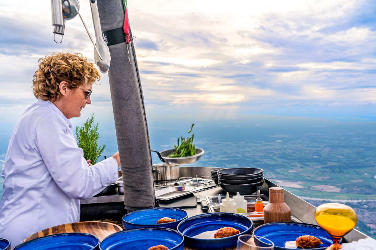 Angélique Schmeinck cooks a three-course meal among the clouds.