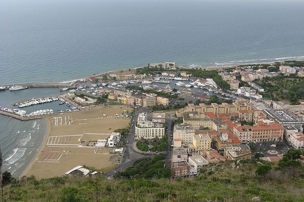 View showing the Pio VI canal as it enters the port.