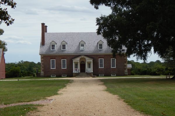 The front of Gunston Hall from the main entrance path.