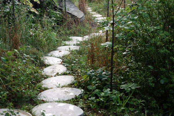 The 108 egg-shaped stepping stones