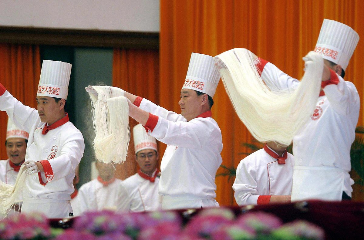 Cooks from Shanxi Province, which is famous for its noodles, show off their skills in Beijing. 