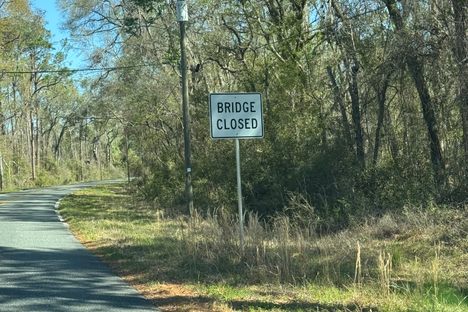 The road approaching the bridge - Photo by Sugarbomb