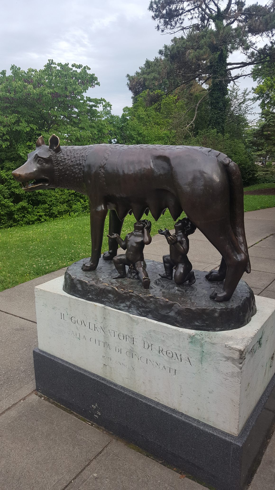On May 23, 2017, I saw another replica, the 1931 replacement for an earlier donation by Mussolini to Cincinnati, the Ohio city indirectly named for Lucius Quinctius Cincinnatus, an early Roman Republic dictator. The sculpture is appropriately located, at least geographically, in the city’s hilltop Eden Park.