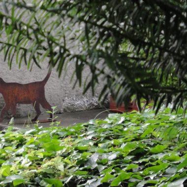 The life-size cat figure at Huttenstrasse 9 (June 2014).
