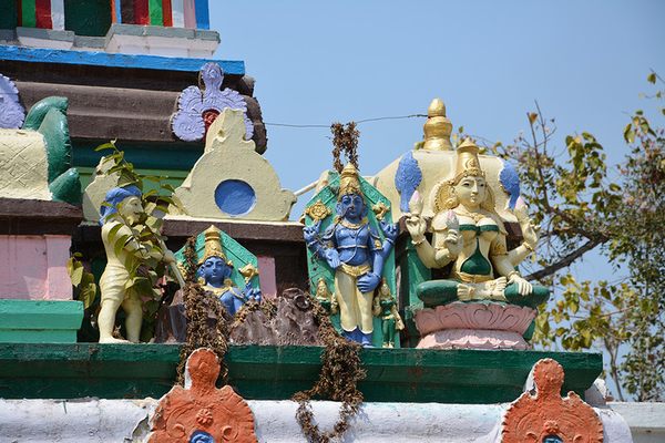 Statues at the front gate of the temple depict the unearthing of the god's image from the anthill. 