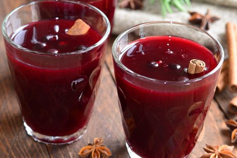 Kissel often appears in drink form; here, with spices such as cinnamon and star anise.